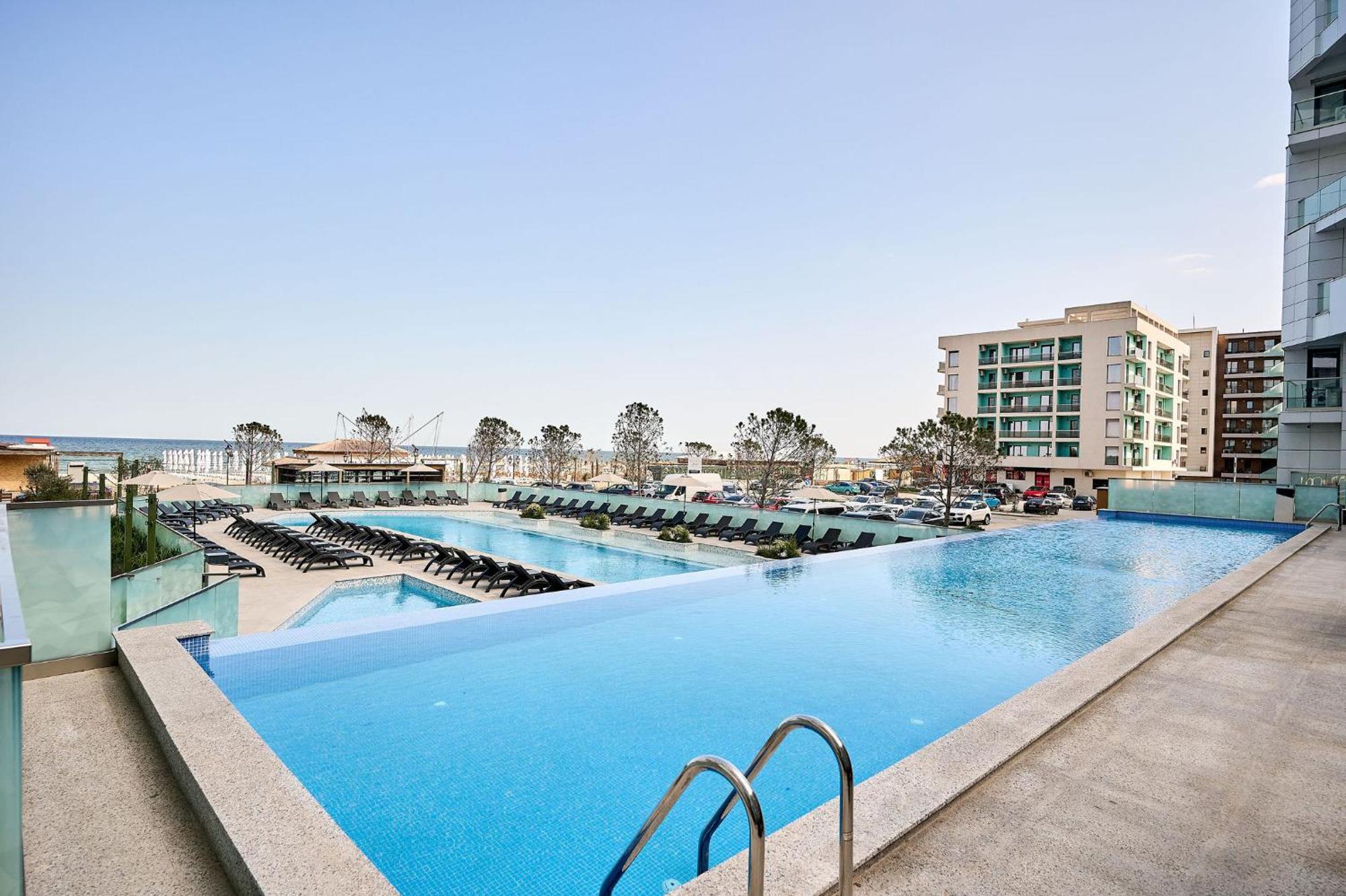 Summer Residence Apartment In Infinity Beach Resort - Parking Mamaia Bagian luar foto